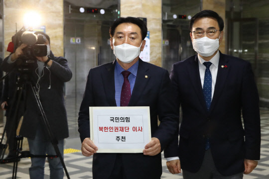 최형두 국민의힘 원내대변인(오른쪽). 사진은 지난 24일 국회 외교통일위원회 김석기 야당 간사(왼쪽)와 북한인권재단 이사 추천서를 제출하기 위해 국회 의안과로 향하는 모습. 연합뉴스.